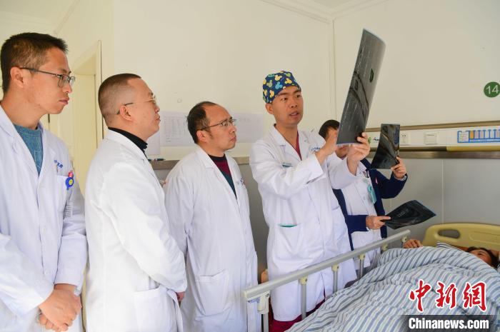 图为医疗援藏专家何蔚(站右二)与冯敬云(左二)、廖涛(左三)等人讨论患者病情。(资料图) 贡嘎来松 摄