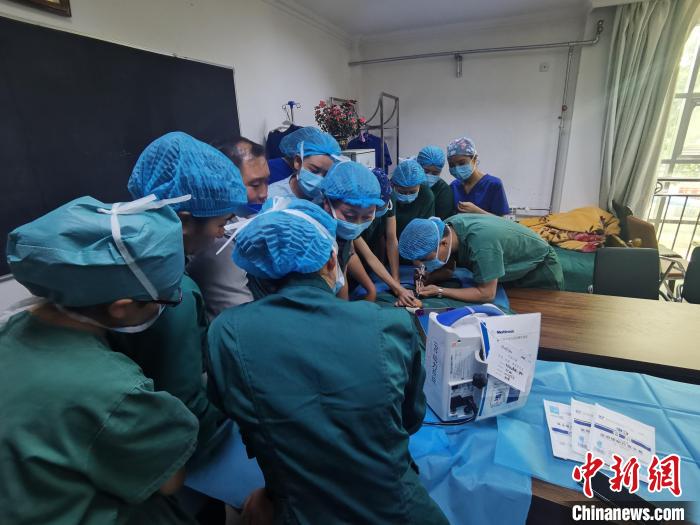 北京援藏医疗队“师带徒”：多项新技术加入提升西藏医疗“造血”能力