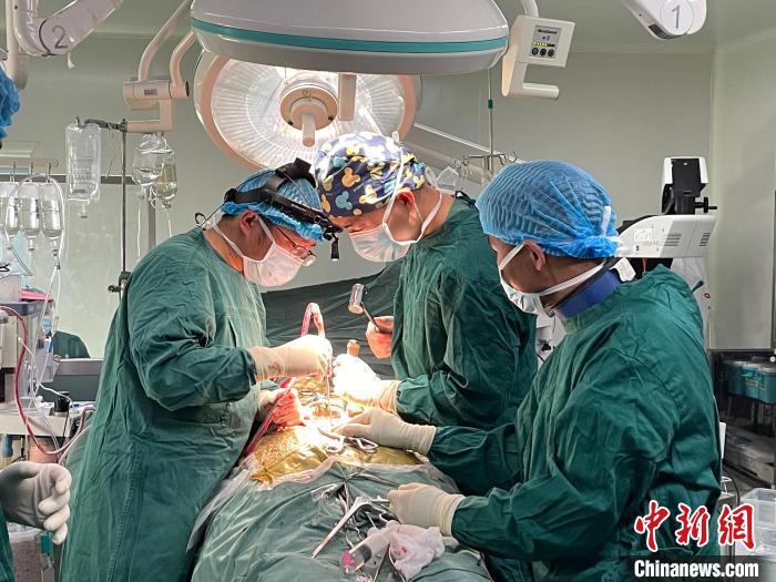 图为在北京援藏医疗队专家指导下，多项新技术使用到脊柱疾病的手术中。(资料图) 拉萨市人民医院脊柱外科供图