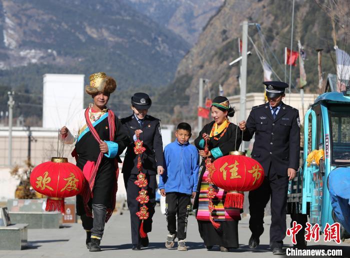 西藏移民管理警察的“别样新春”绽放民族团结之花