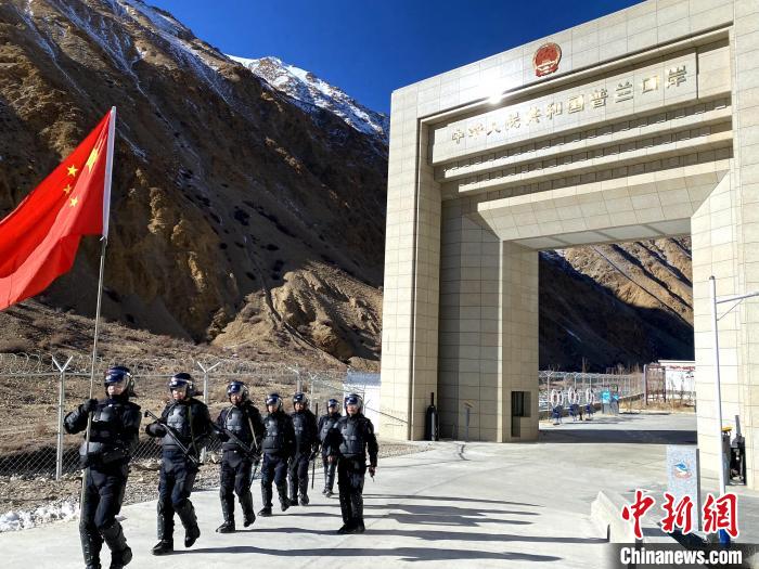 西藏阿里边检民警：“万家团圆是我们最大的心愿”