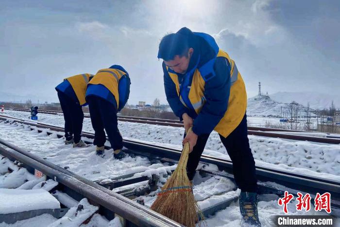 迎战大雪西藏日喀则铁路职工清扫积雪保障拉日铁路运营