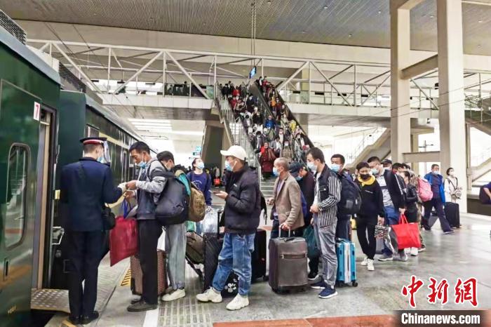 西藏进入“藏历新年时间”拉萨增开临时旅客列车应对出行高峰