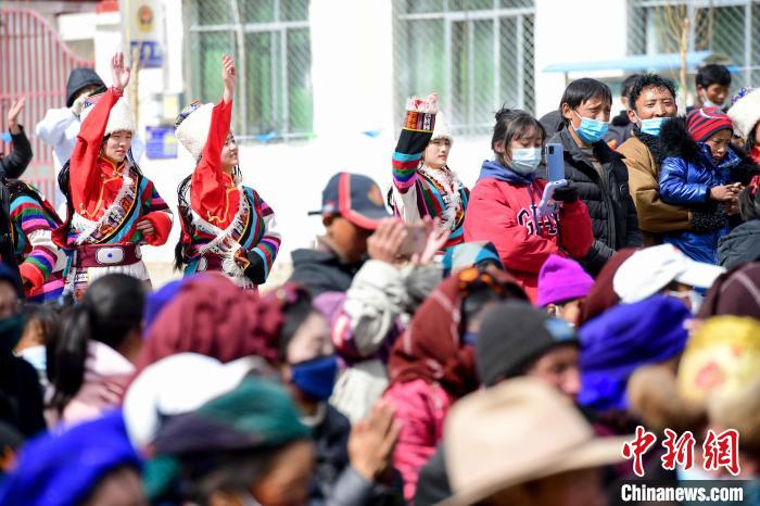 拉萨：举办欢乐乡村文艺汇演迎藏历新年