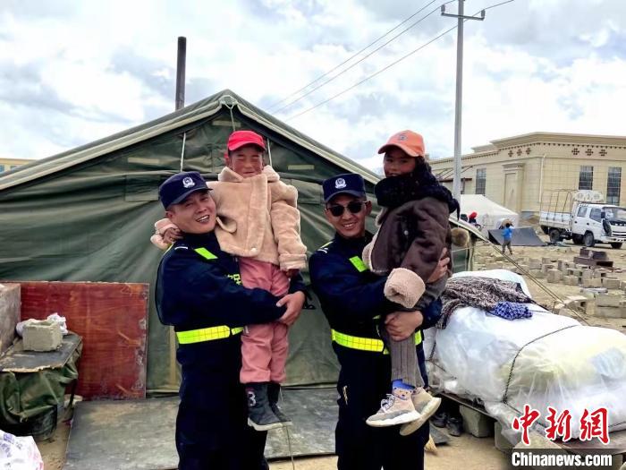西藏边境民警在藏历新年签收了一个温暖快递
