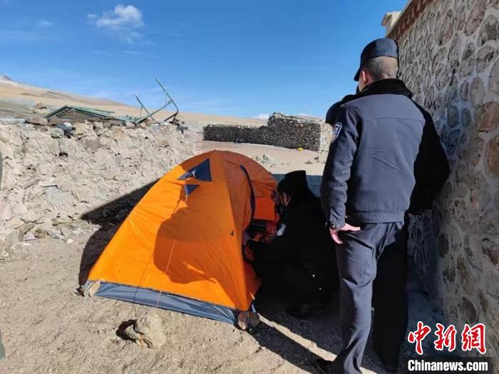 男子徒步高原醉酒欲轻生西藏戍边民警荒野救人助其返乡