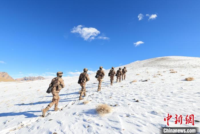 西藏阿里官兵踏雪巡逻守卫边疆安全