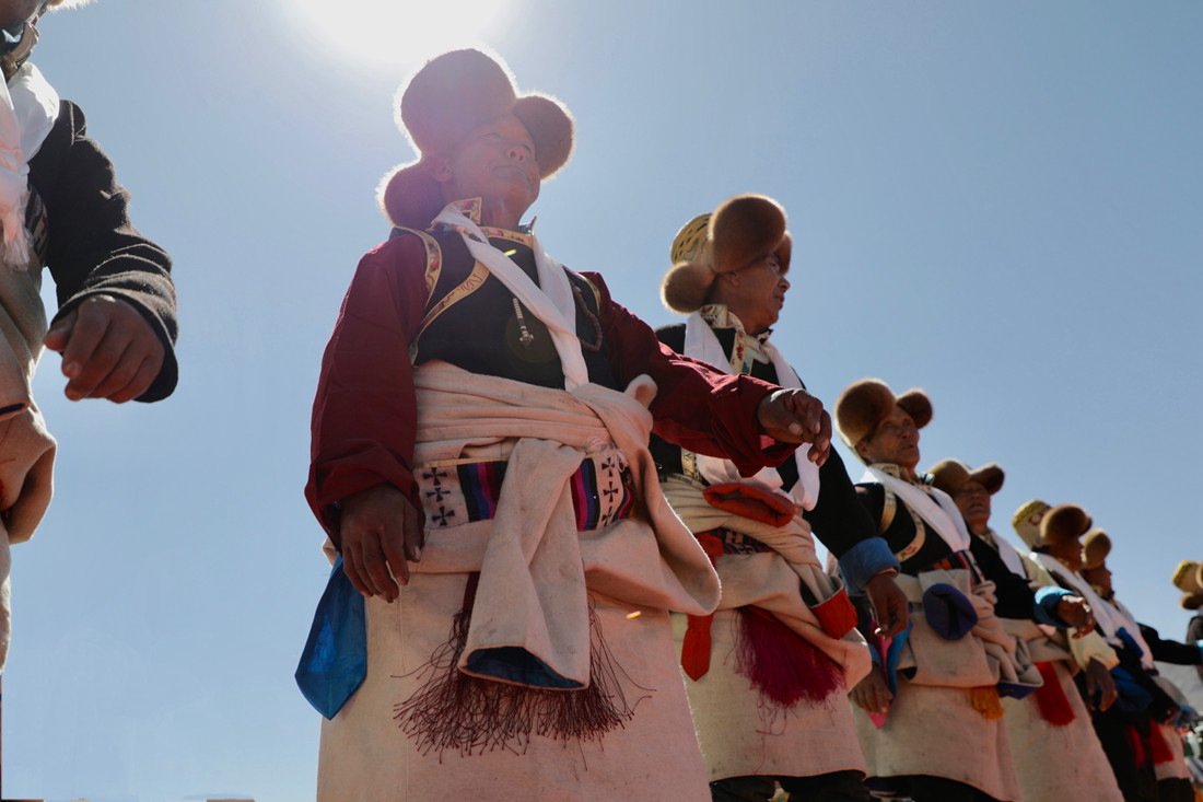 仪式结束后，农田上仍洋溢着喜庆气氛，村民们边唱边跳起了锅庄舞。人民网 次仁罗布摄