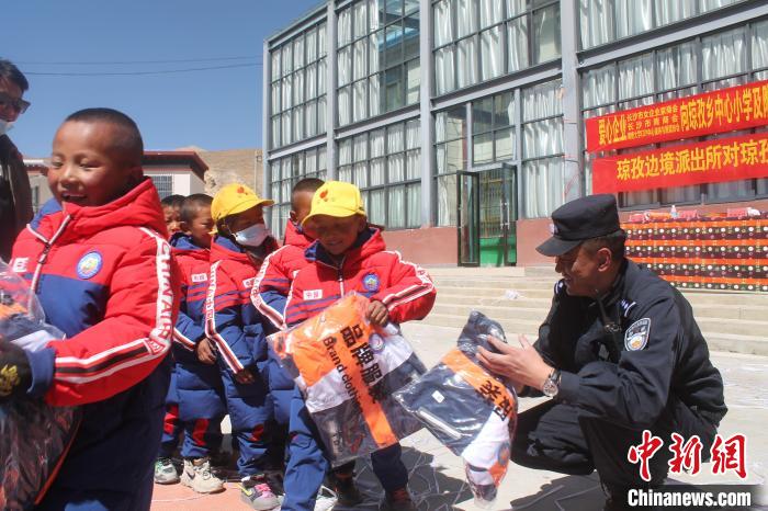 西藏边境派出所携爱心企业为西藏学生捐赠校服和助学金