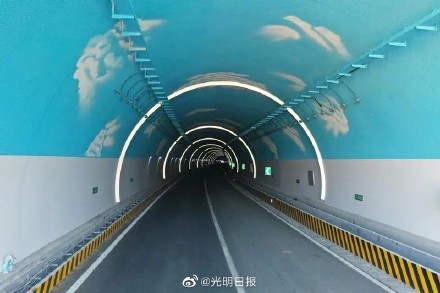 西藏拉萨柳梧新区忠材山隧道已单向通车