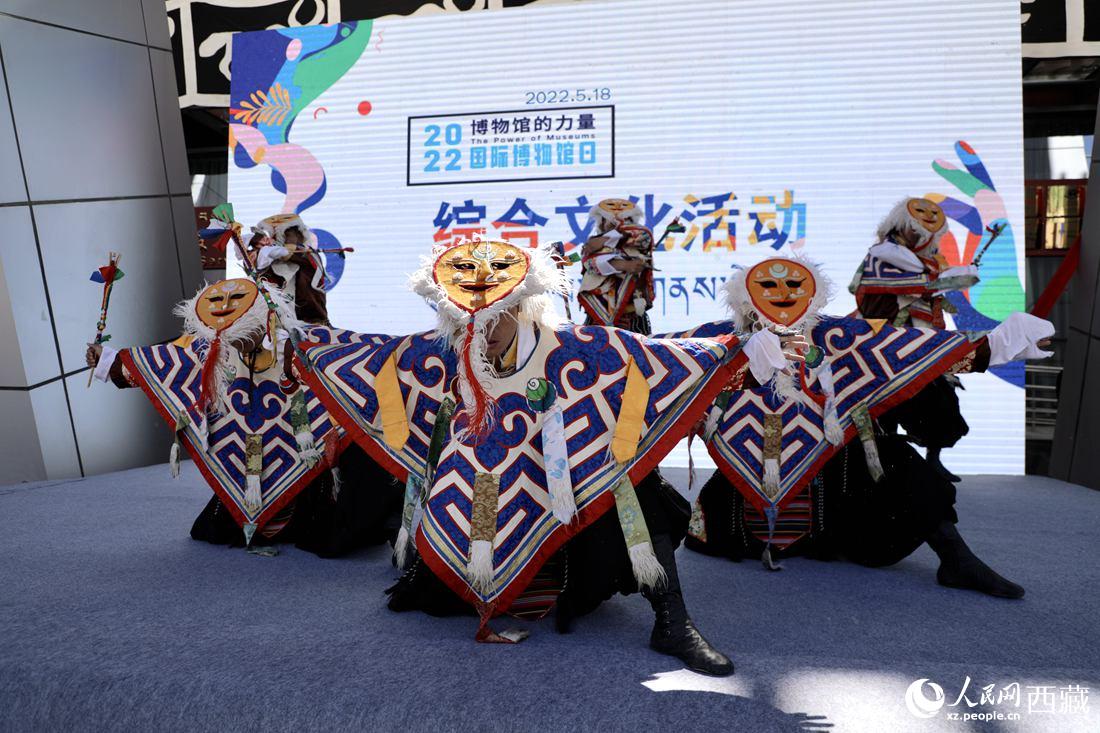 开场舞蹈表演“扎西雪巴”藏戏。人民网 次仁罗布摄