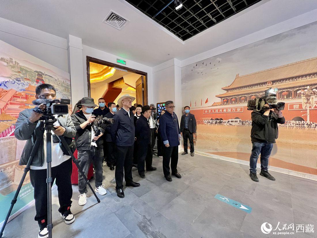 参观《“读城——大美北京”西藏巡展》展厅。 人民网 次仁罗布摄