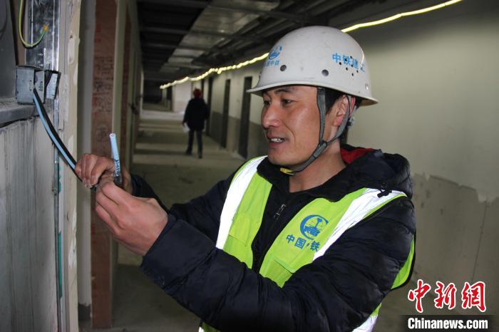 【十年@每一个奋斗的你】农民工薛海江建设雪域高原：做工地安全的“定海神针”