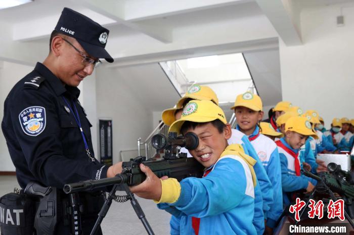 西藏移民警察邀请萌娃进警营解锁“警”彩
