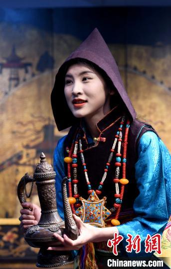 图为西藏自治区级非遗项目——山南浪卡子县的羊卓服饰。　李林 摄