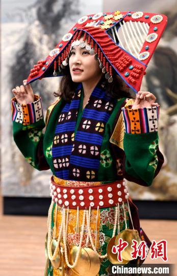 图为国家级非遗项目——西藏那曲申扎县的巴扎服饰。　李林 摄