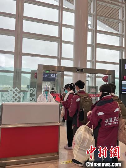 南航包机护送援藏医疗队员返粤 南方航空 供图