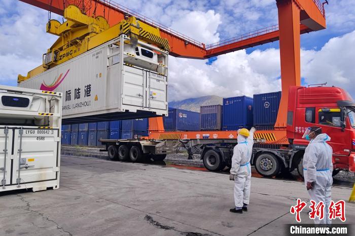 甘肃省援助拉萨700吨生活物资“乘”冷链专列抵达