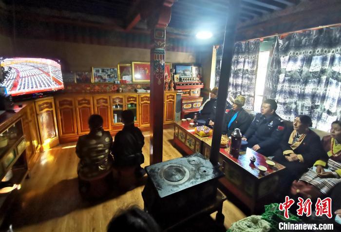 图为西藏普兰出入境边防检查站斜尔瓦执勤点移民管理警察与驻地民众一起收看二十大开幕盛况。　郭晓光 摄