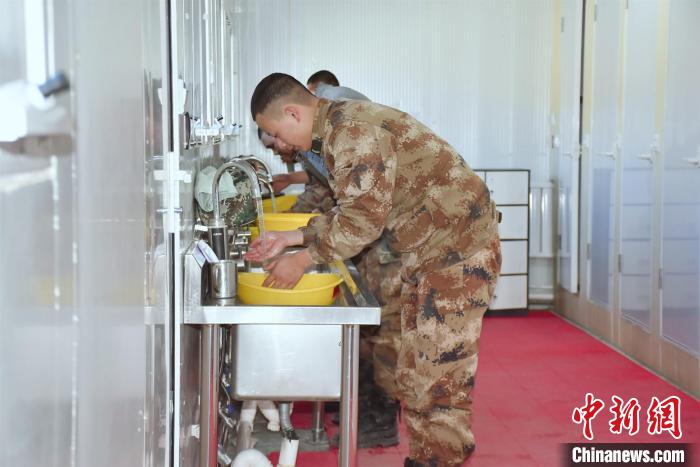 图为阿里军分区某边防团官兵在新建水房洗漱。　刘晓东 摄