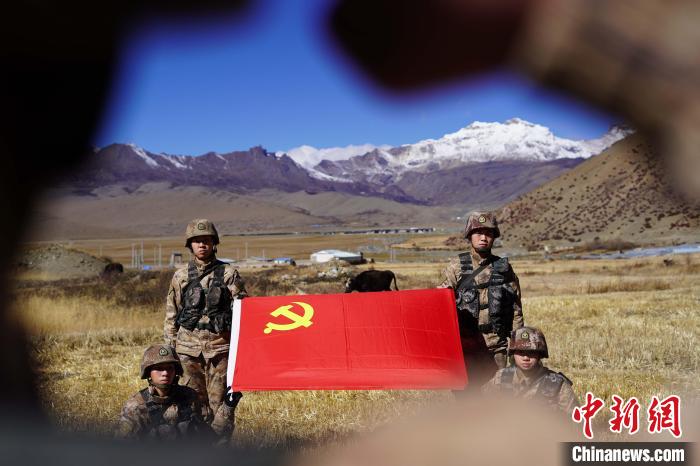 指导员杨磊带领官兵重温入党誓词。　西藏山南军分区某团供图