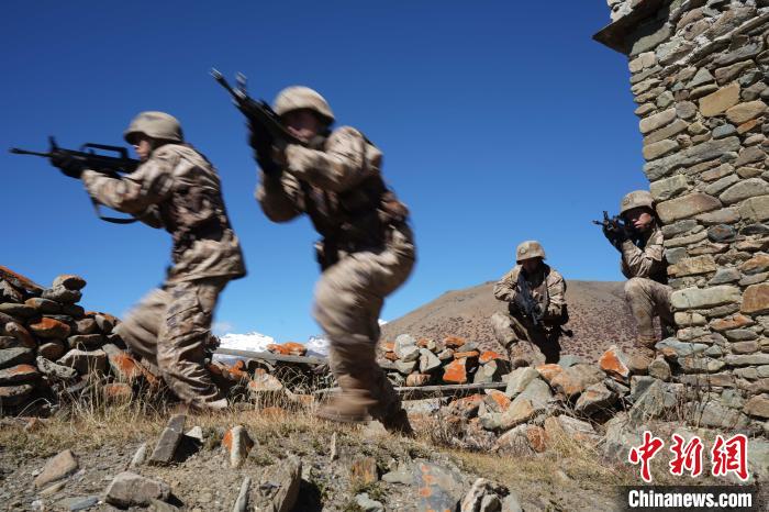 官兵正在进行战术综合训练。　西藏山南军分区某团供图