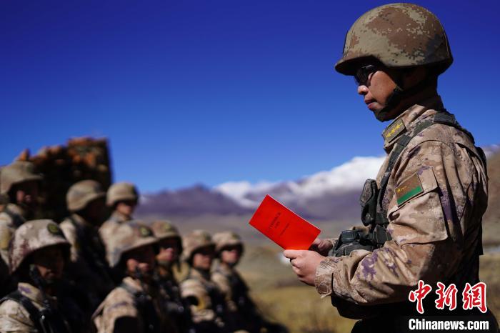 训练间隙，杨磊正在为官兵作宣讲。　西藏山南军分区某团供图