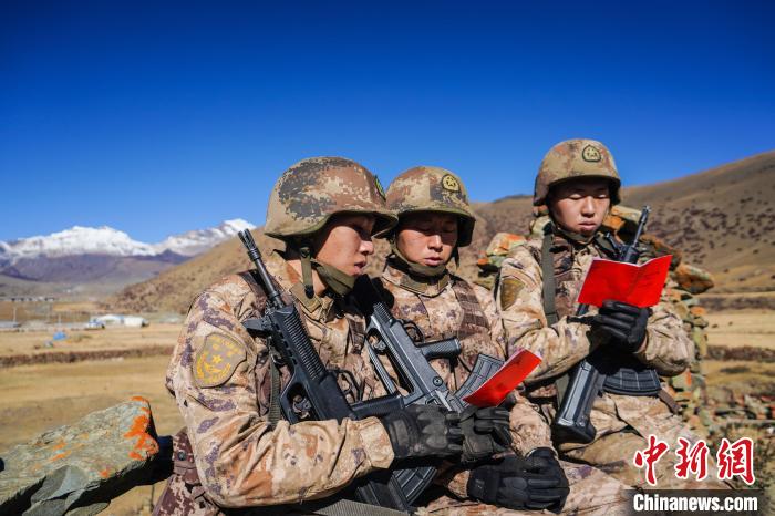 战士正在品读该团制作下发的二十大报告内容汇编“口袋书” 。　西藏山南军分区某团供图