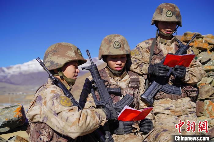 战士正在品读该团制作下发的二十大报告内容汇编“口袋书” 。　西藏山南军分区某团供图