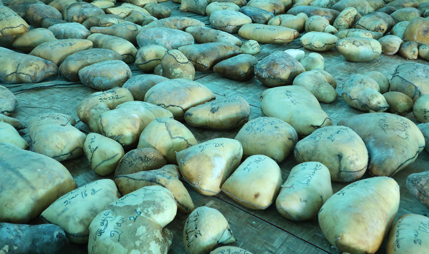 茶措村牧区改革合作社用于分红的酥油。索朗仁青 摄
