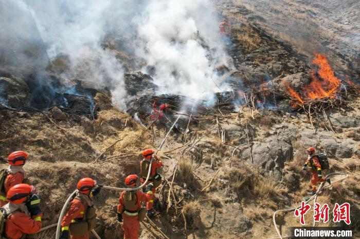 山地灭火训练。　西藏森林消防总队特勤大队 供图
