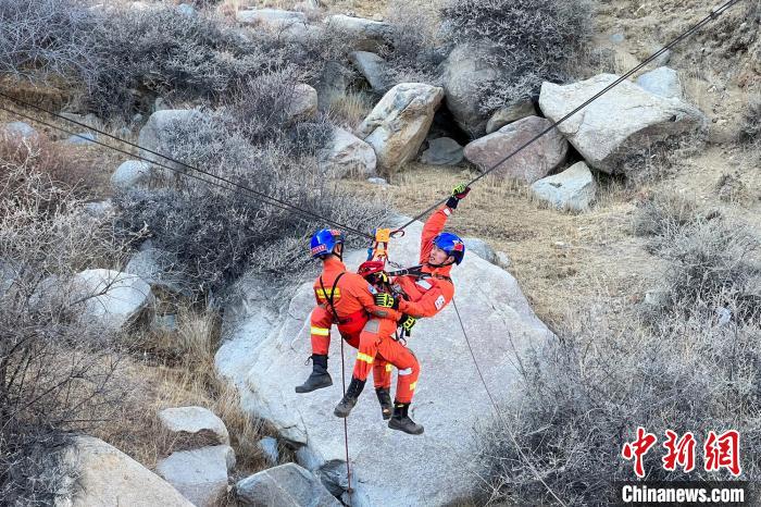 绳索救援训练。　西藏森林消防总队特勤大队 供图