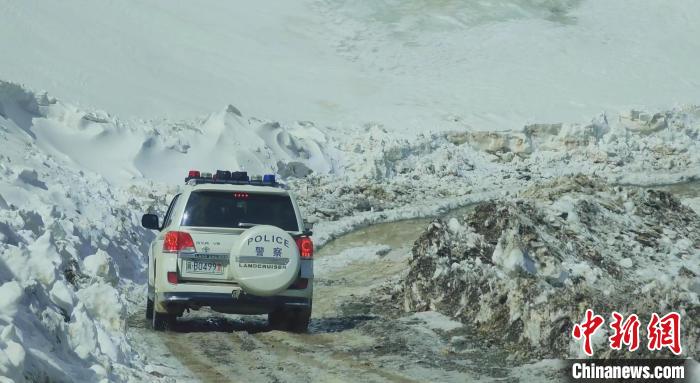 图为边坝县降雪时夏贡拉山段路况。　边坝县融媒体中心供图