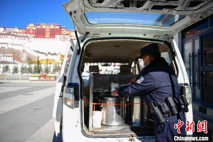 图为1月23日，布达拉宫广场派出所民警正在打午饭。　贡嘎来松 摄