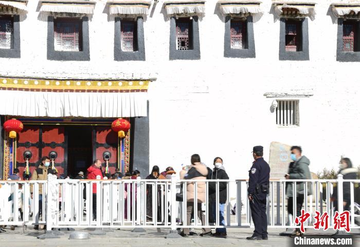 图为1月23日，布达拉宫广场派出所民警正在引导游客。　贡嘎来松 摄