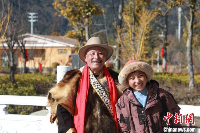 图为林芝市巴宜区布久乡仲果村村民桑杰与孙子一起参加藏历新年活动。　张力 摄