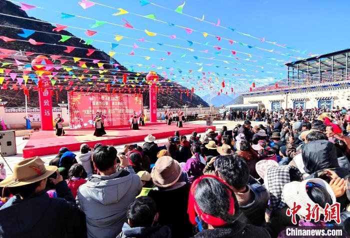 文艺活动全景。　芒康县委宣传部供图