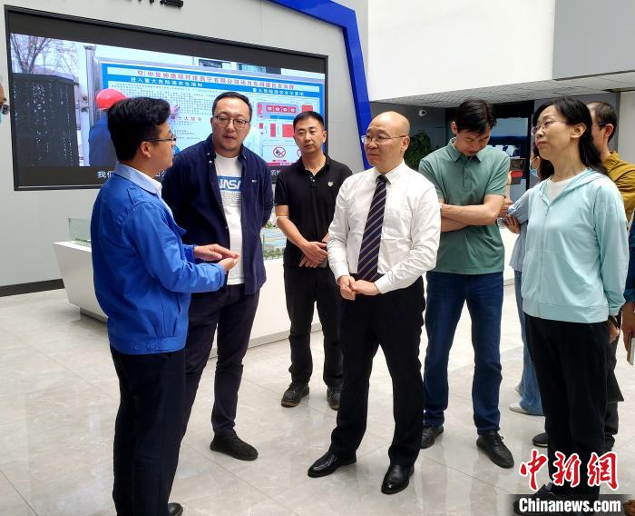 图为全国政协委员、农工党青海省委主委王昆(中)在企业调研。　郭满福 供图