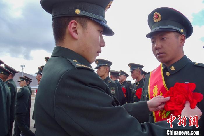 告别雪域边关西藏山南军分区某边防团举行春季士兵退役仪式
