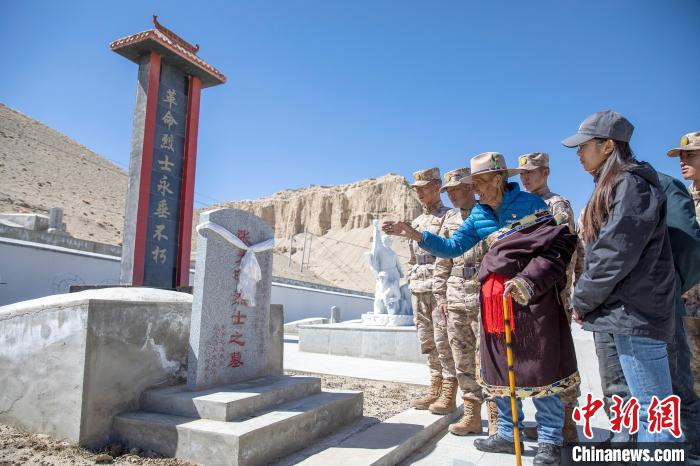 图为在西藏阿里地区札达县烈士陵园，82岁的次仁南杰老人为军民代表讲述新旧西藏的变化。　刘晓东 摄