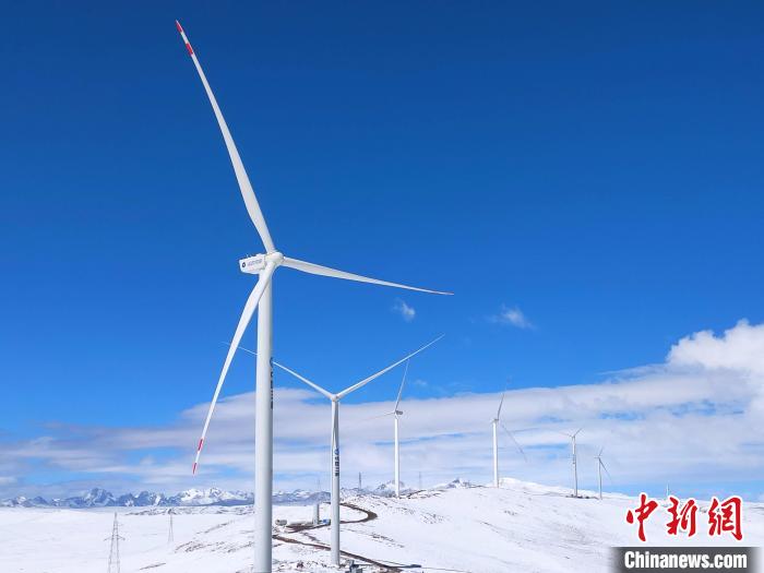 图为矗立在哲古草原上的风电机组。　中国电建集团成都勘测设计研究院有限公司 供图
