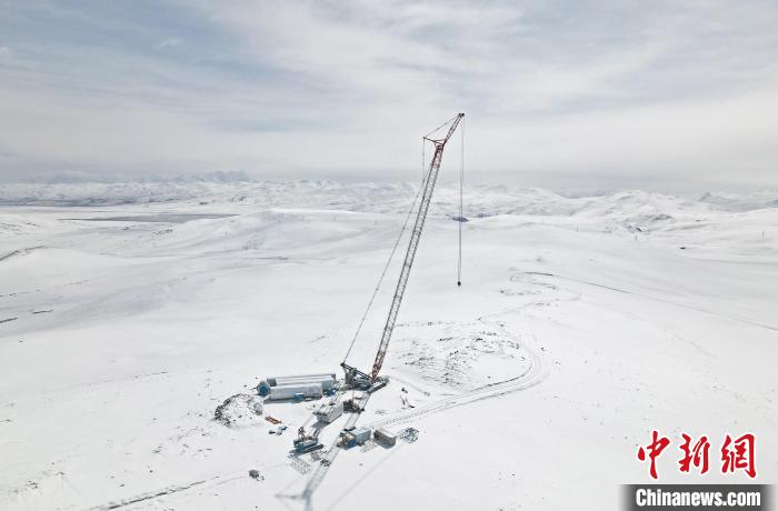 图为哲古风电项目在大雪中施工。　中国电建集团成都勘测设计研究院有限公司 供图