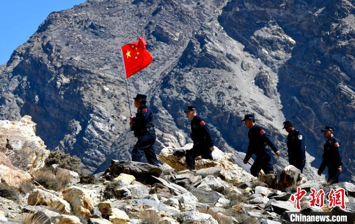 底雅边境派出所民警夏永军(左一)在巡逻中。　李林 摄