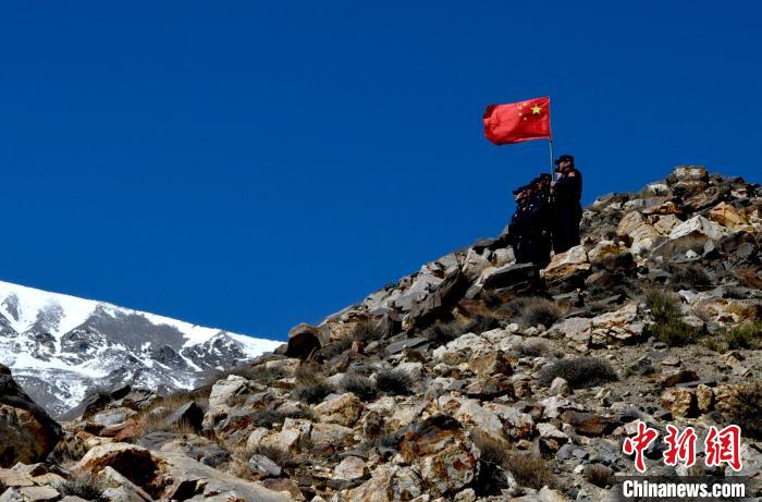 底雅边境派出所民警夏永军(右一)在巡逻中。　李林 摄