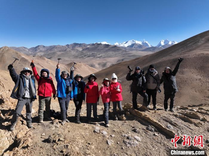 中科院古脊椎所青藏科考队员在西藏聂拉木地区考察三叠纪地层。　中科院古脊椎所 供图