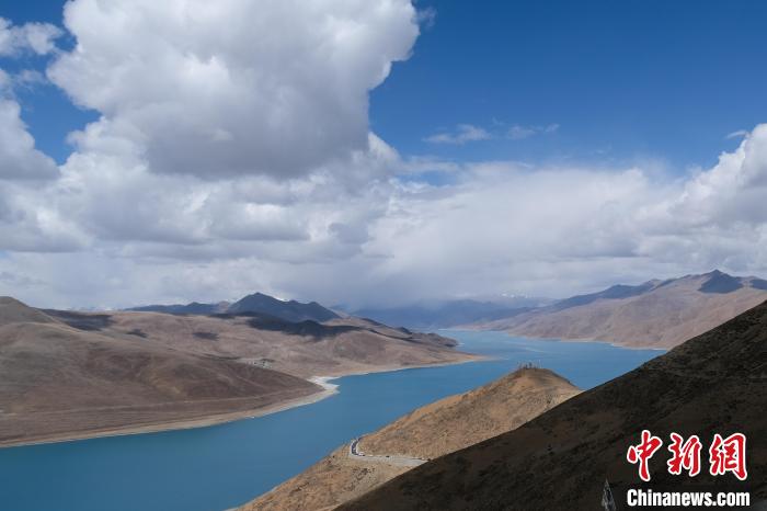 中外嘉宾在西藏羊卓雍错感受高原湖光山色