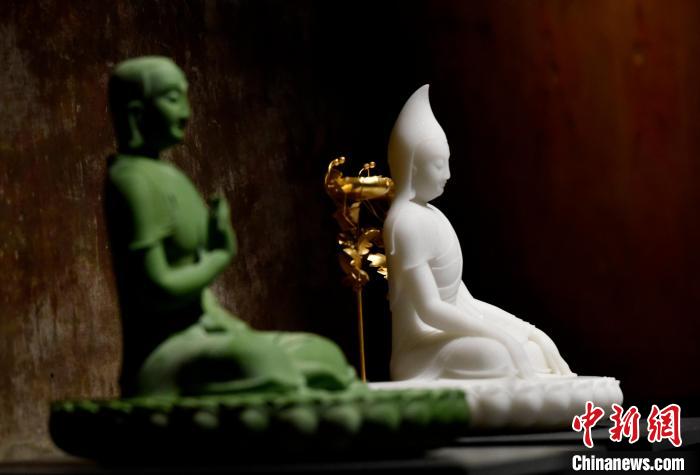 图为展览中围绕西藏历史与传统创作的雕塑作品。　李林 摄