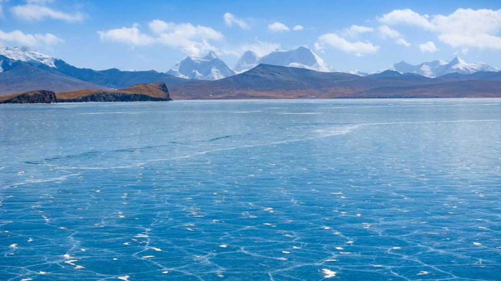 冬日西藏湖泊结成“蓝色宝石”【2】