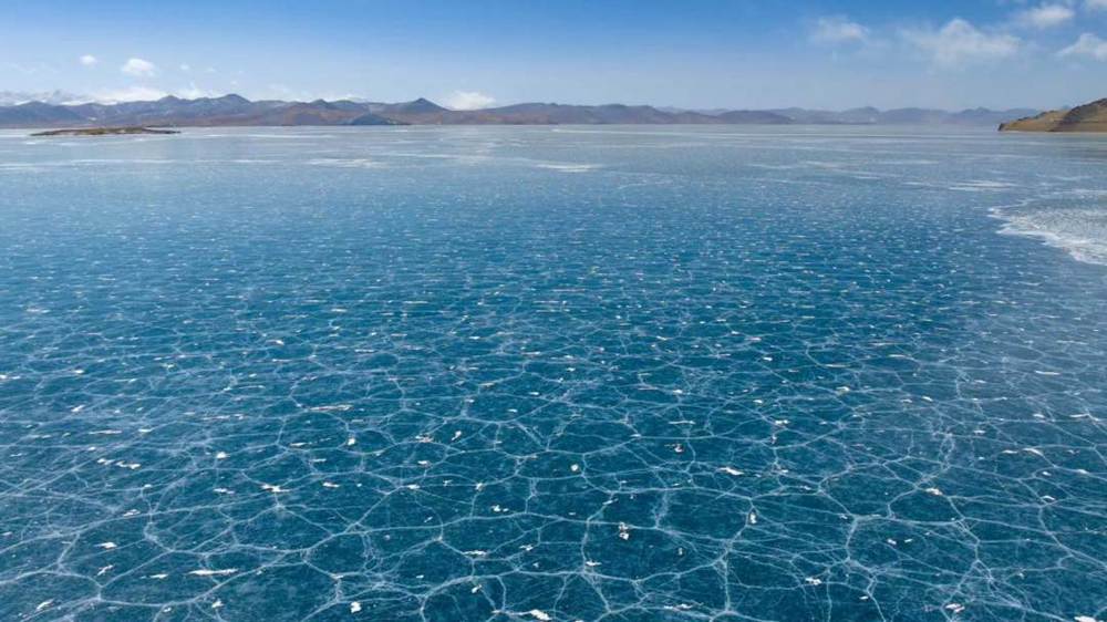 冬日西藏湖泊结成“蓝色宝石”【3】