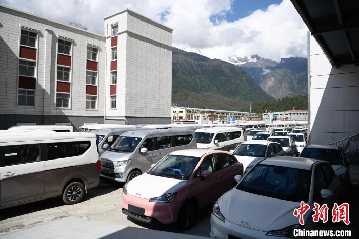 西藏自治区吉隆口岸：新能源汽车出口大幅增长